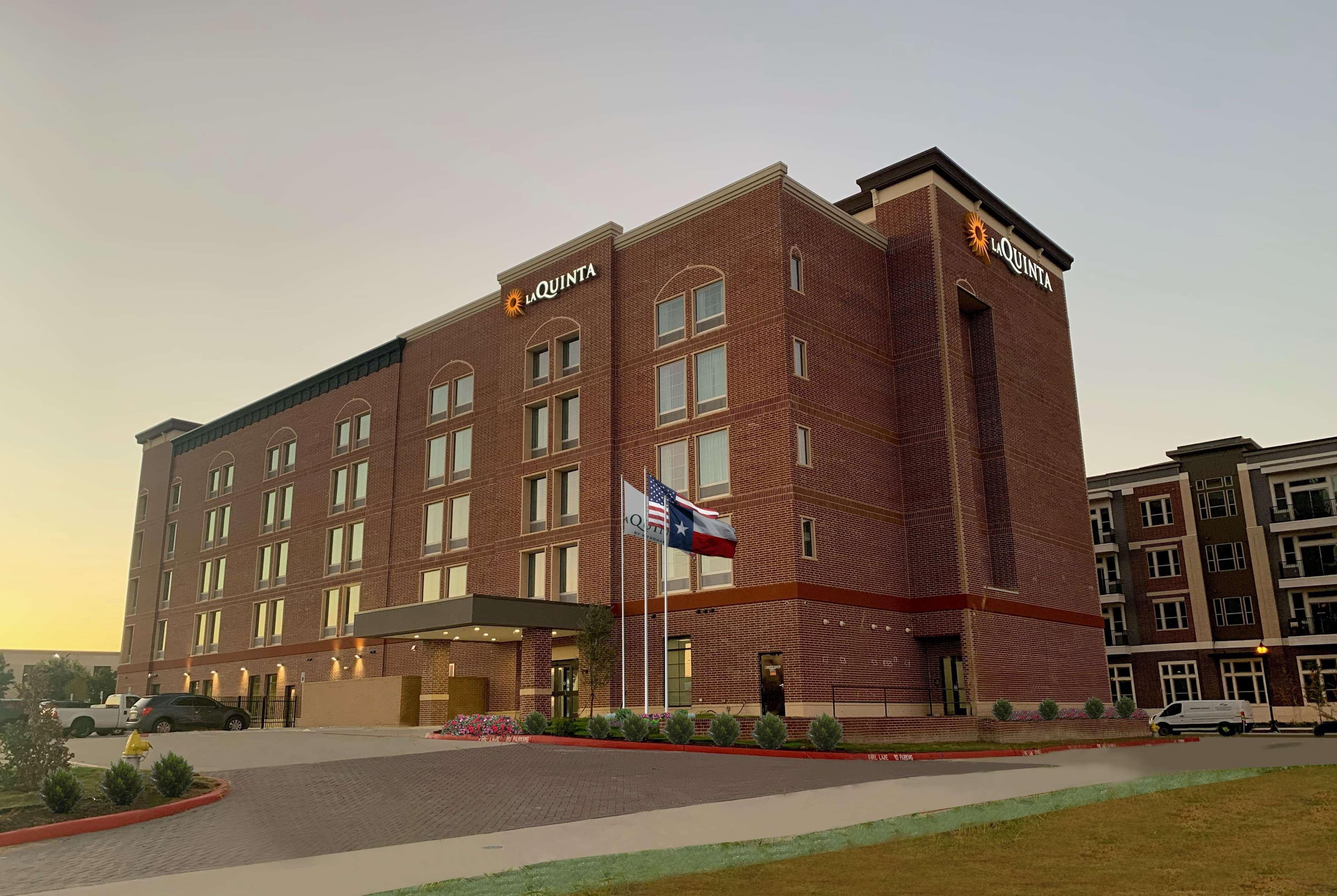 La Quinta Inn & Suites By Wyndham Dallas - Frisco Stadium Buitenkant foto