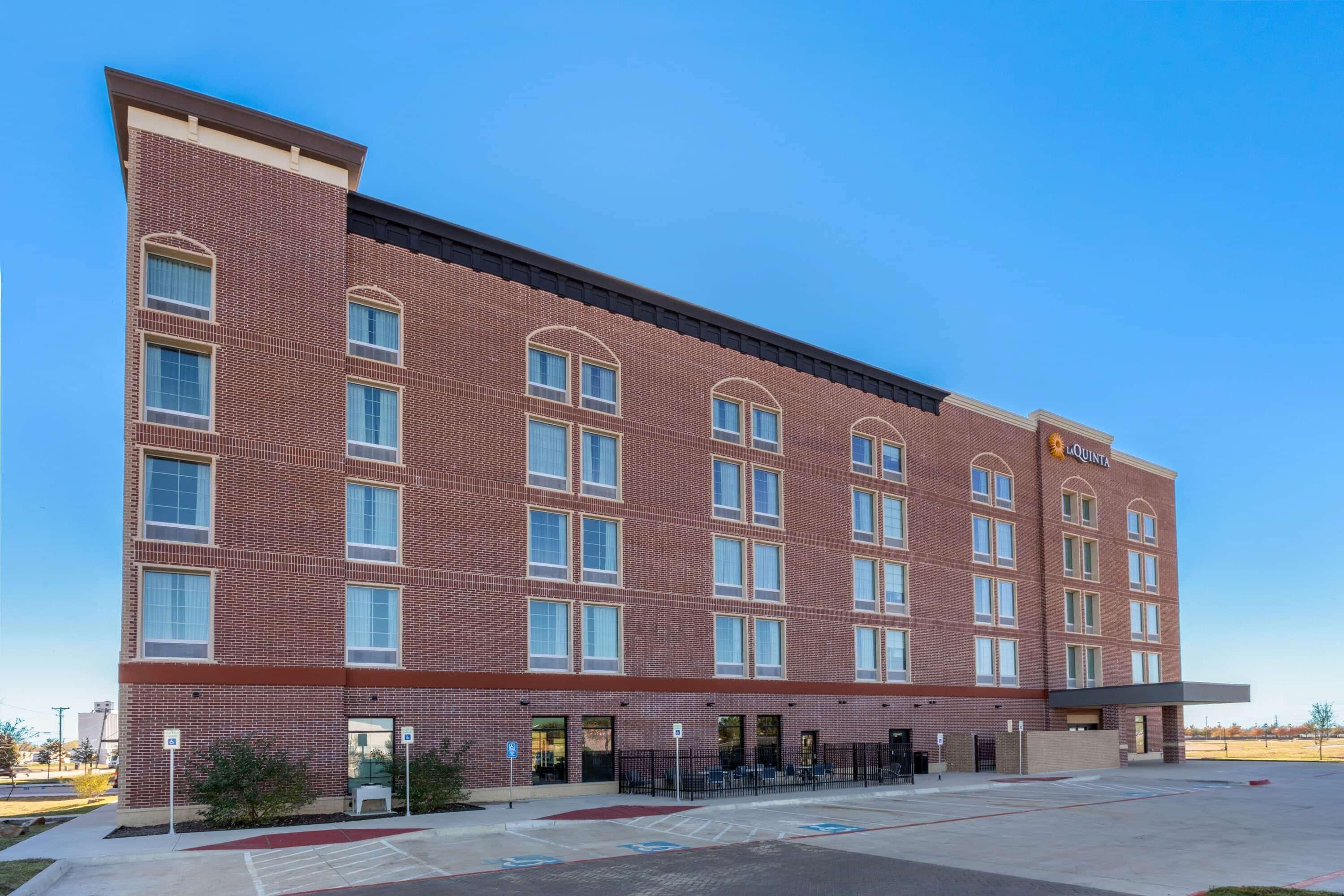 La Quinta Inn & Suites By Wyndham Dallas - Frisco Stadium Buitenkant foto