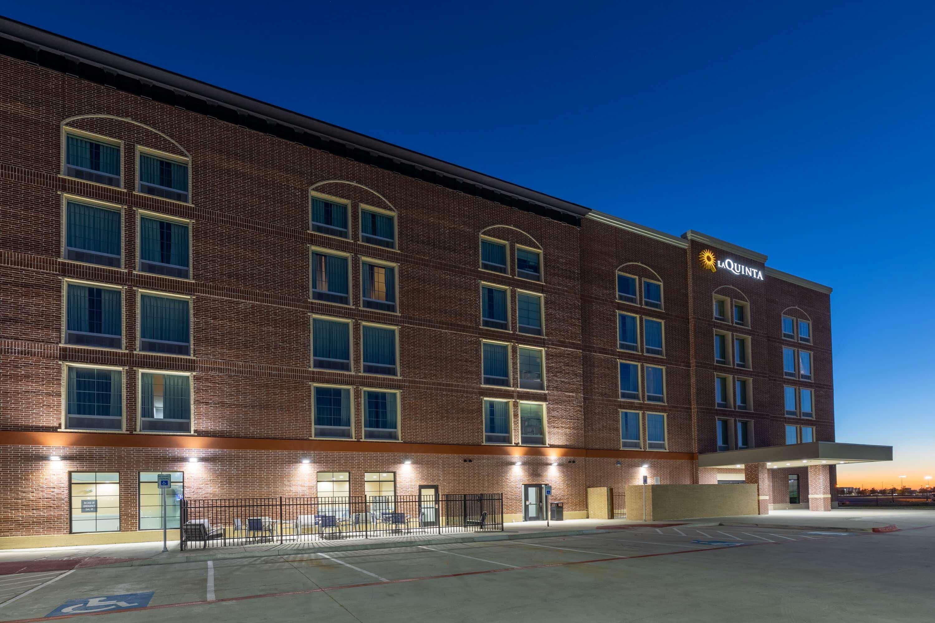 La Quinta Inn & Suites By Wyndham Dallas - Frisco Stadium Buitenkant foto